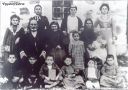 E_oikogeneia_tou_Spuridona_Mantide_apo_ten_enoria_Iskhananton2C_Santa2C_arkhes_20ou_aiona.jpg